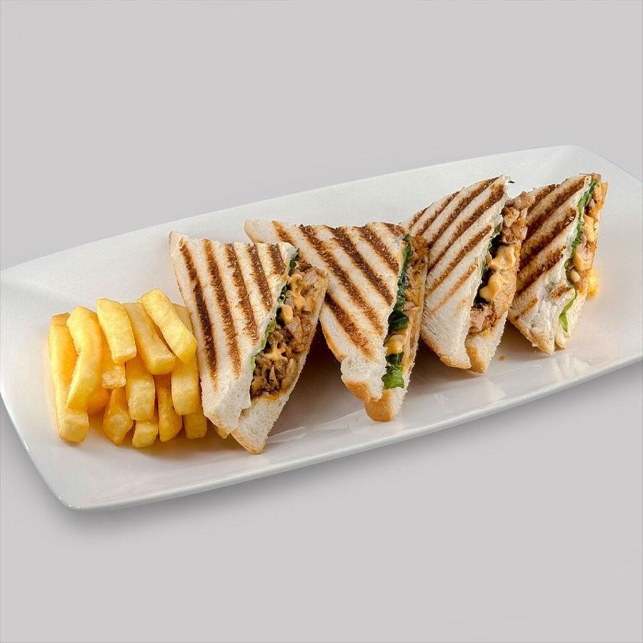 A grilled chicken peri tikka sandwich with chips