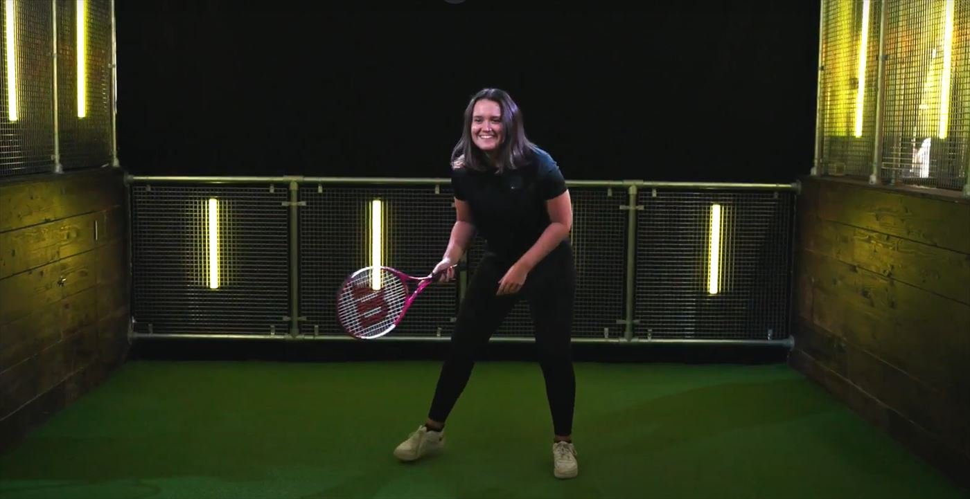 A player ready to return in a tennis lane